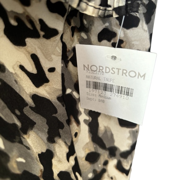 Vince Camuto NWT Animal Print Blouse with Flutter Crepe Sleeve M - Picture 6 of 11